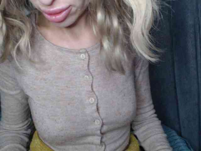NoraSweet webcam