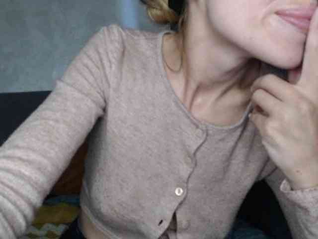 NoraSweet webcam