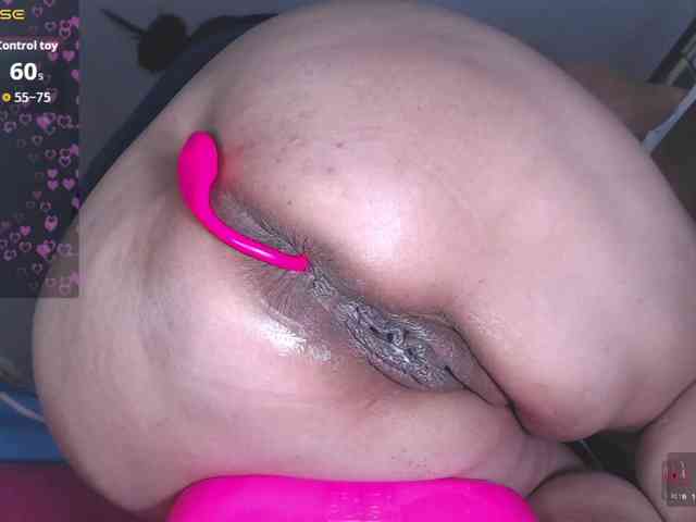 HotMilfSquirt webcam