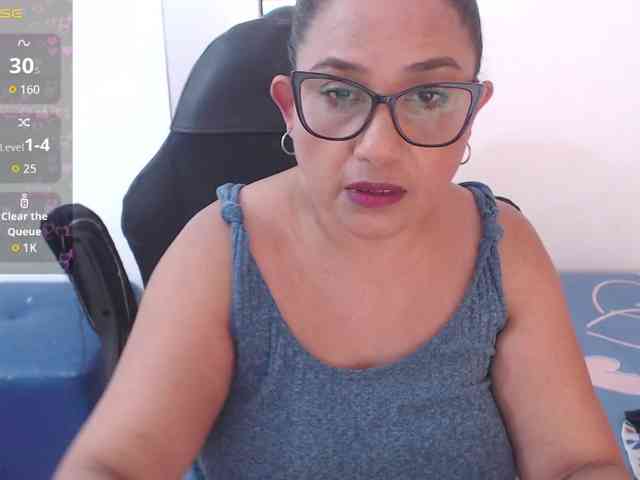 HotMilfSquirt webcam