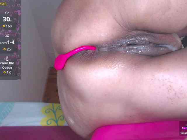 HotMilfSquirt webcam