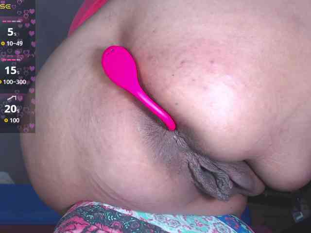 HotMilfSquirt webcam