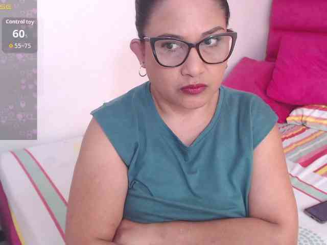 HotMilfSquirt webcam