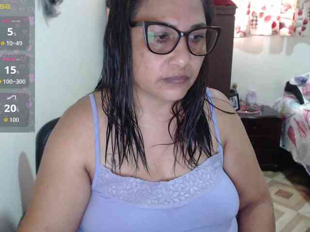HotMilfSquirt webcam