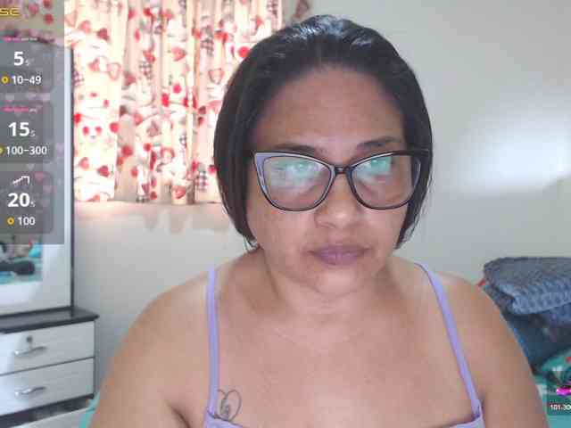 HotMilfSquirt webcam