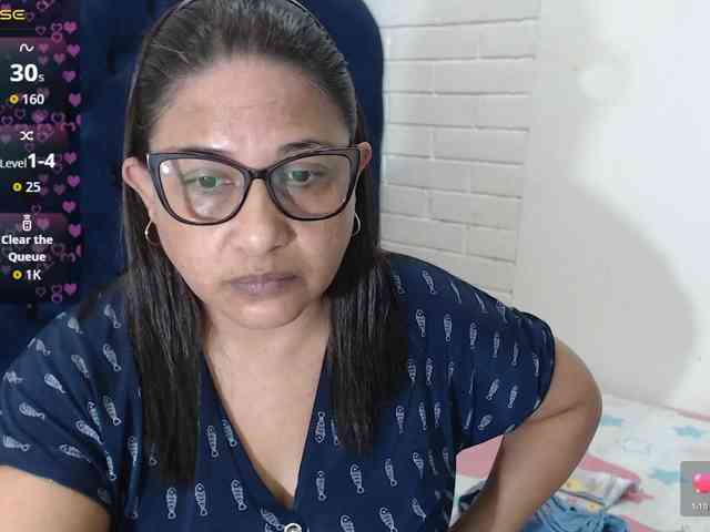 HotMilfSquirt webcam