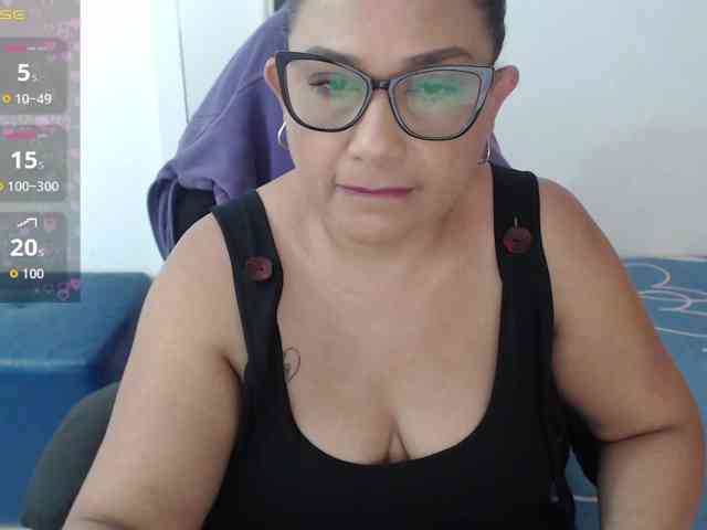 HotMilfSquirt webcam