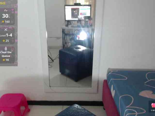 HotMilfSquirt webcam