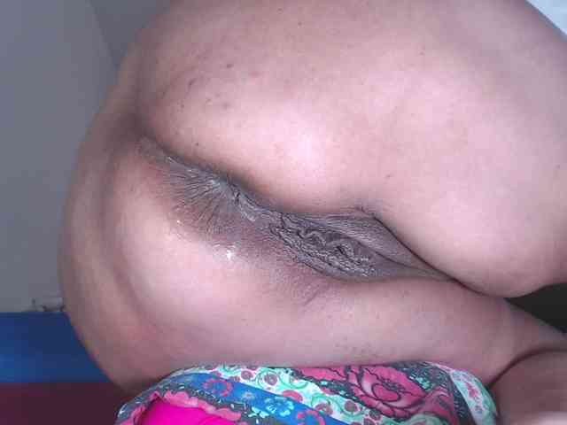 HotMilfSquirt webcam