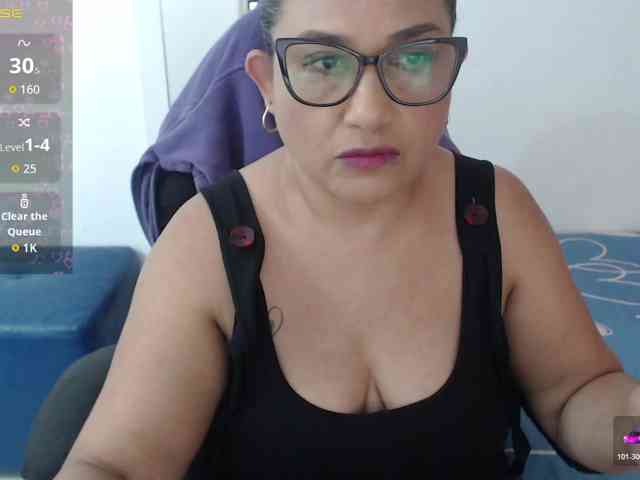 HotMilfSquirt webcam