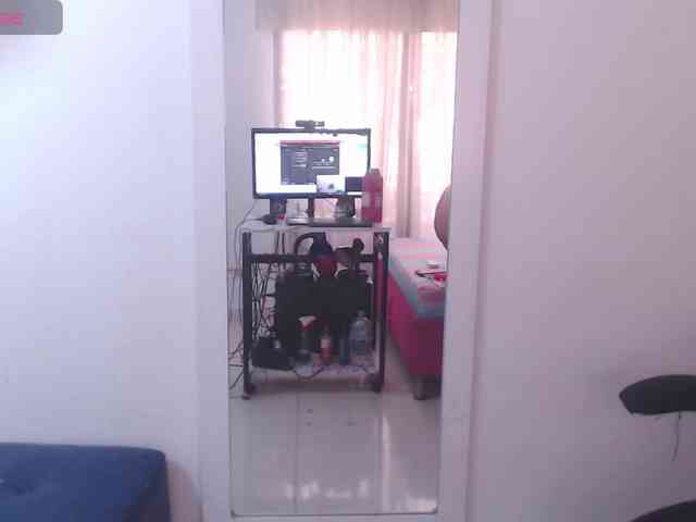 HotMilfSquirt webcam