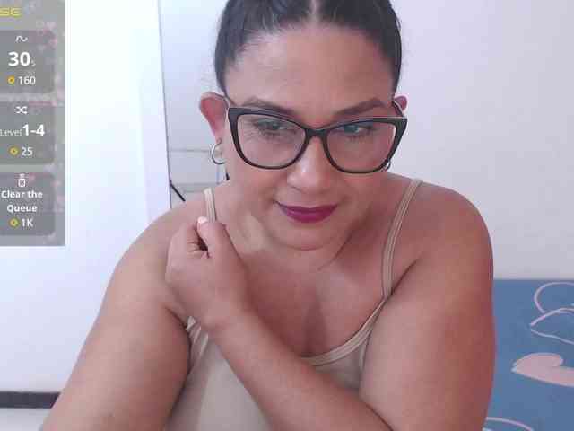 HotMilfSquirt webcam