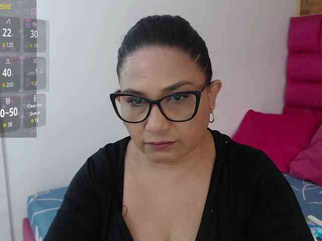 HotMilfSquirt webcam