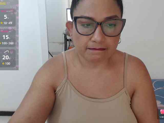 HotMilfSquirt webcam