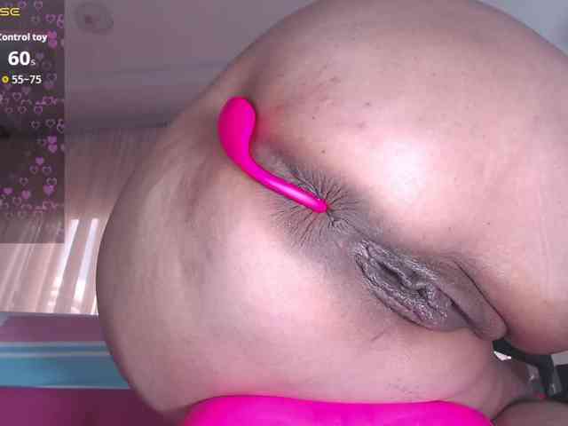 HotMilfSquirt webcam