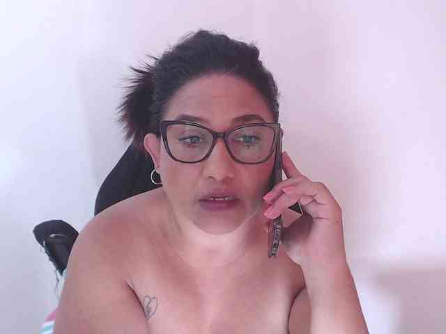 HotMilfSquirt webcam