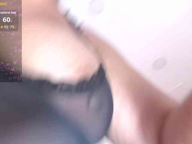 HotMilfSquirt webcam