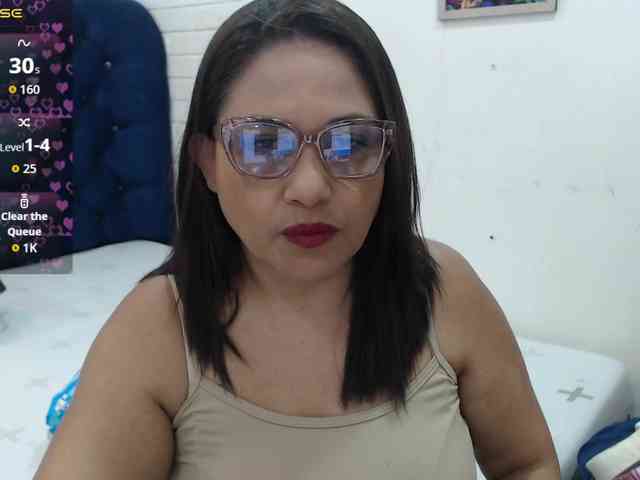 HotMilfSquirt webcam