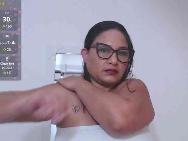 HotMilfSquirt webcam