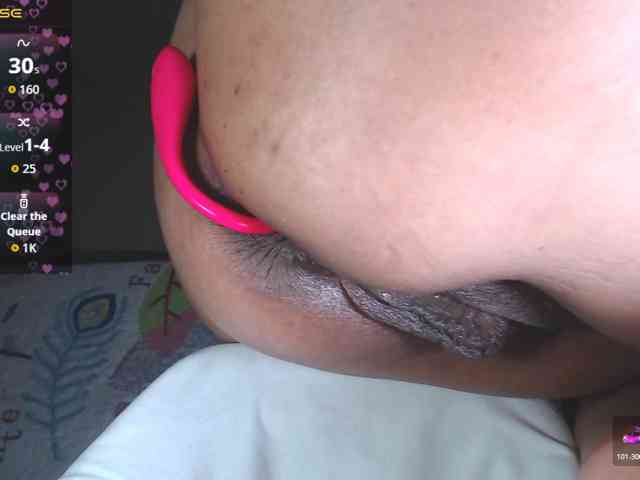 HotMilfSquirt webcam