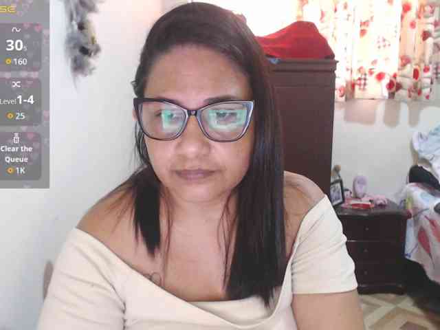 HotMilfSquirt webcam