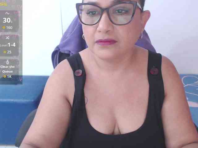 HotMilfSquirt webcam