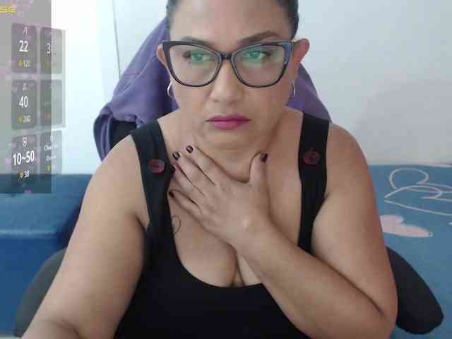 HotMilfSquirt webcam