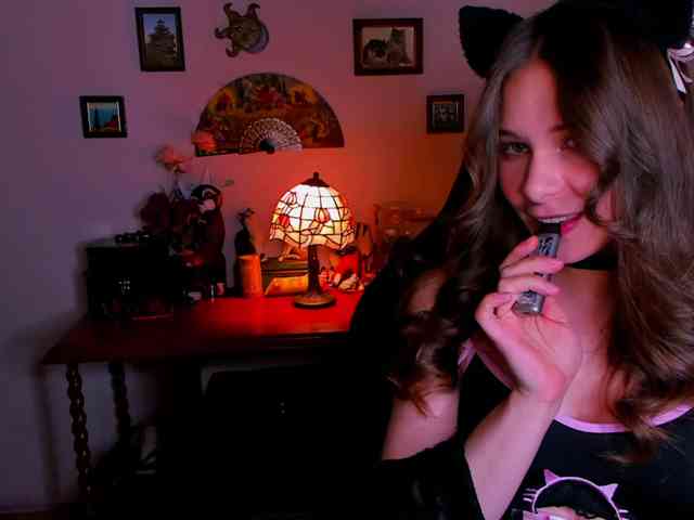 LanaSensitive webcam