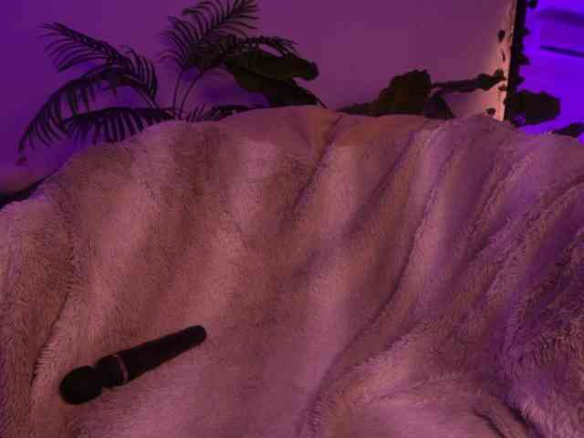MilaFlame webcam