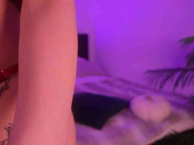 MilaFlame webcam