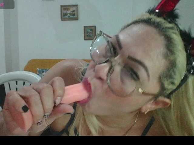 Hotmommyxxx live webcam show
