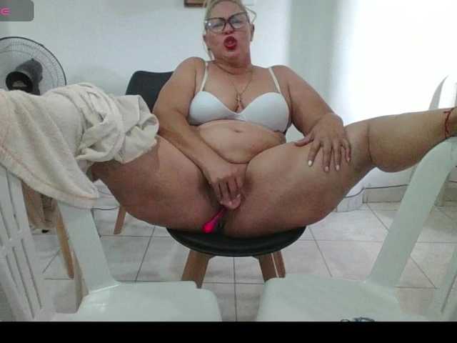 Hotmommyxxx's BongaCams show and profile