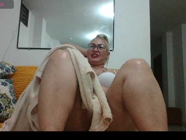 Hotmommyxxx's BongaCams show and profile