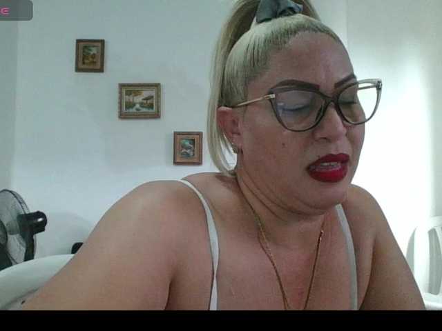 Hotmommyxxx's BongaCams show and profile