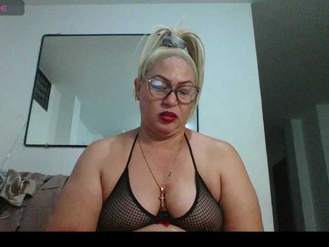 Hotmommyxxx's BongaCams show and profile