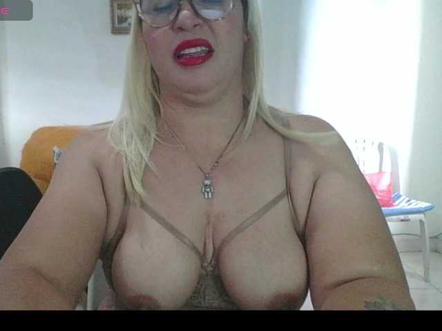 Hotmommyxxx live cam on BongaCams