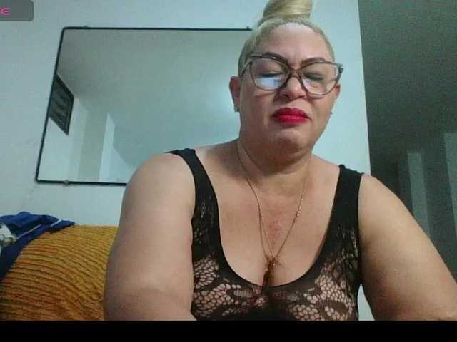 Hotmommyxxx's BongaCams show and profile