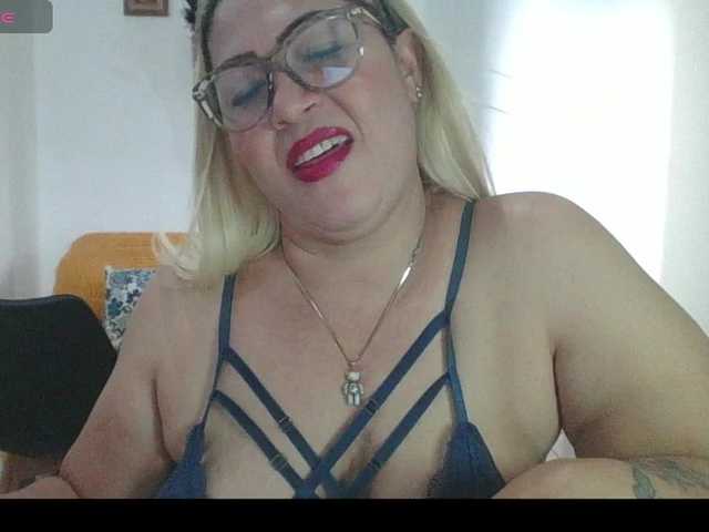 Hotmommyxxx live webcam show