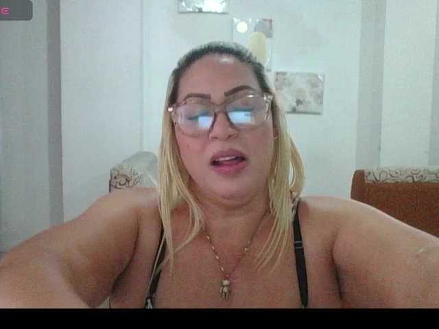 Hotmommyxxx live cam on BongaCams