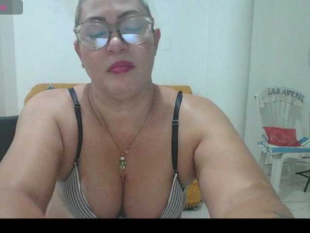 Hotmommyxxx live cam on BongaCams