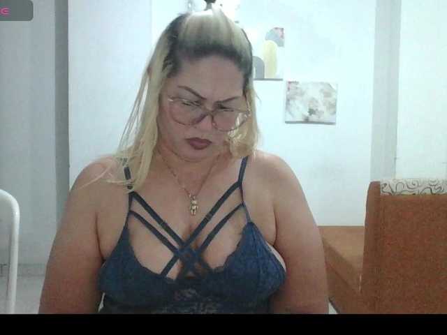 Hotmommyxxx live cam on BongaCams