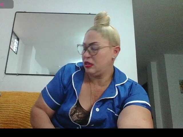 Hotmommyxxx's BongaCams show and profile