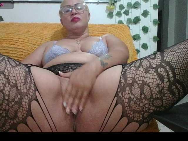Hotmommyxxx live cam on BongaCams