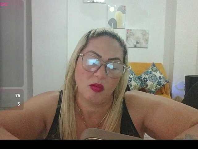 Hotmommyxxx live cam on BongaCams