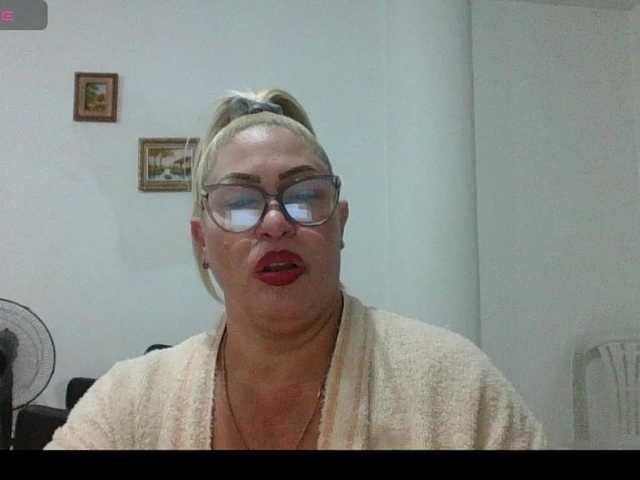 Hotmommyxxx's BongaCams show and profile