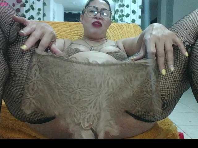 Hotmommyxxx live cam on BongaCams