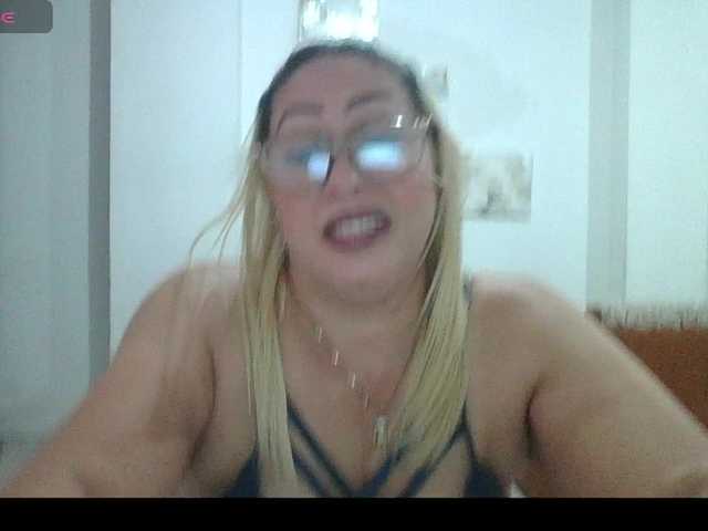 Hotmommyxxx live cam on BongaCams