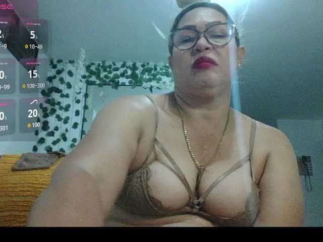Hotmommyxxx live cam on BongaCams