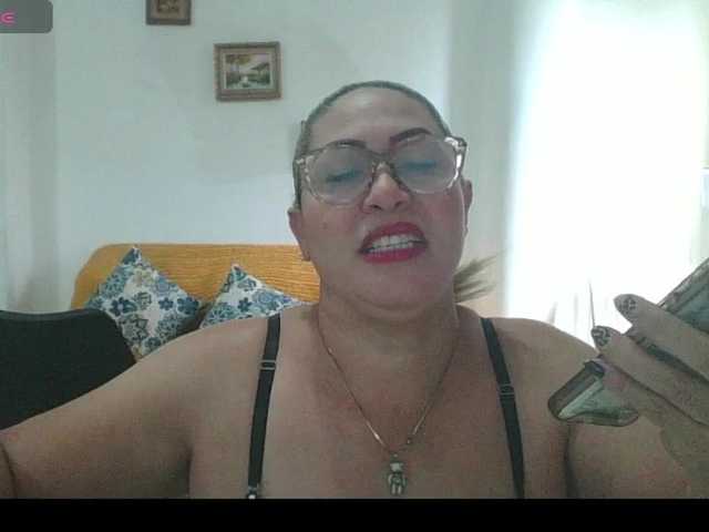 Hotmommyxxx live webcam show
