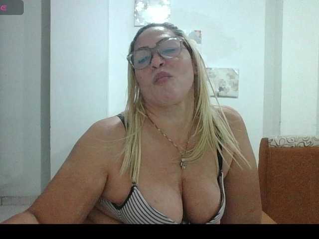 Hotmommyxxx live cam on BongaCams
